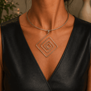 Colar Feminino Formas em Alumínio