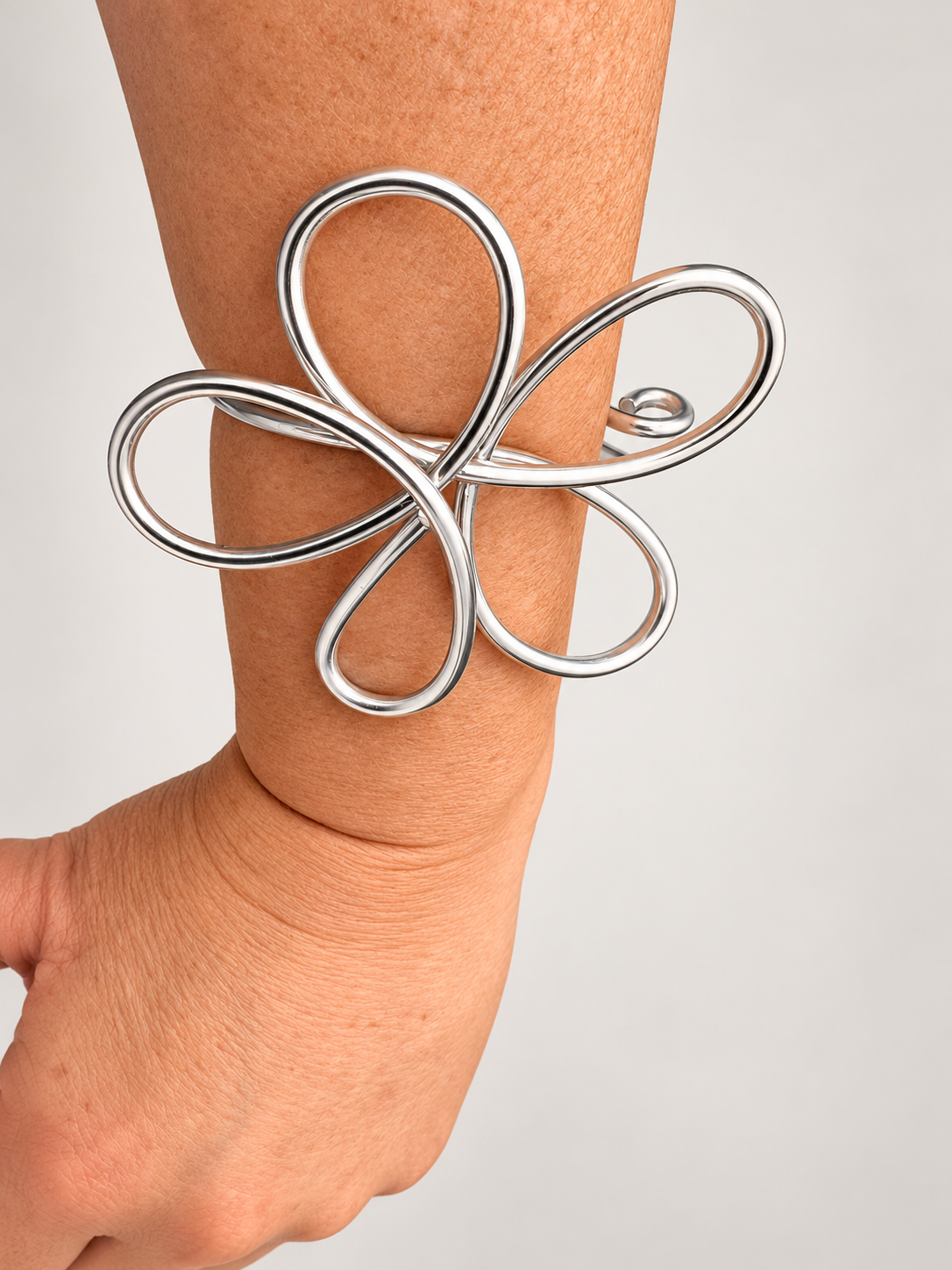 Bracelete Regulável Feminino Leve em Alumínio – Flores - Imagem 4
